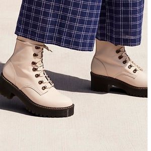 ISO***** Doc martens Leona boot in color bone